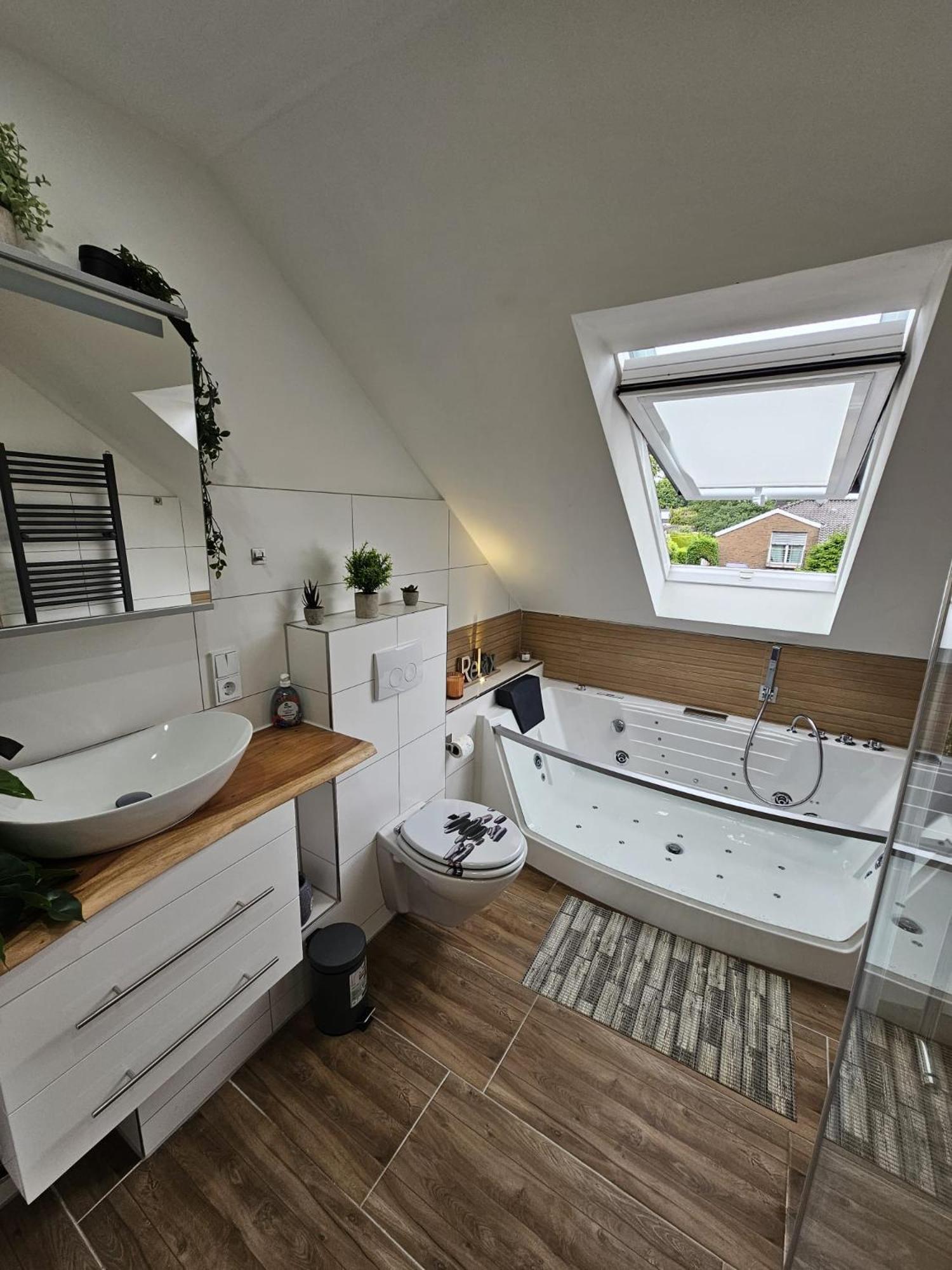 Tautraum Suite Mit Whirlpool Und Gruenem Ausblick Wilhelmshaven Dış mekan fotoğraf