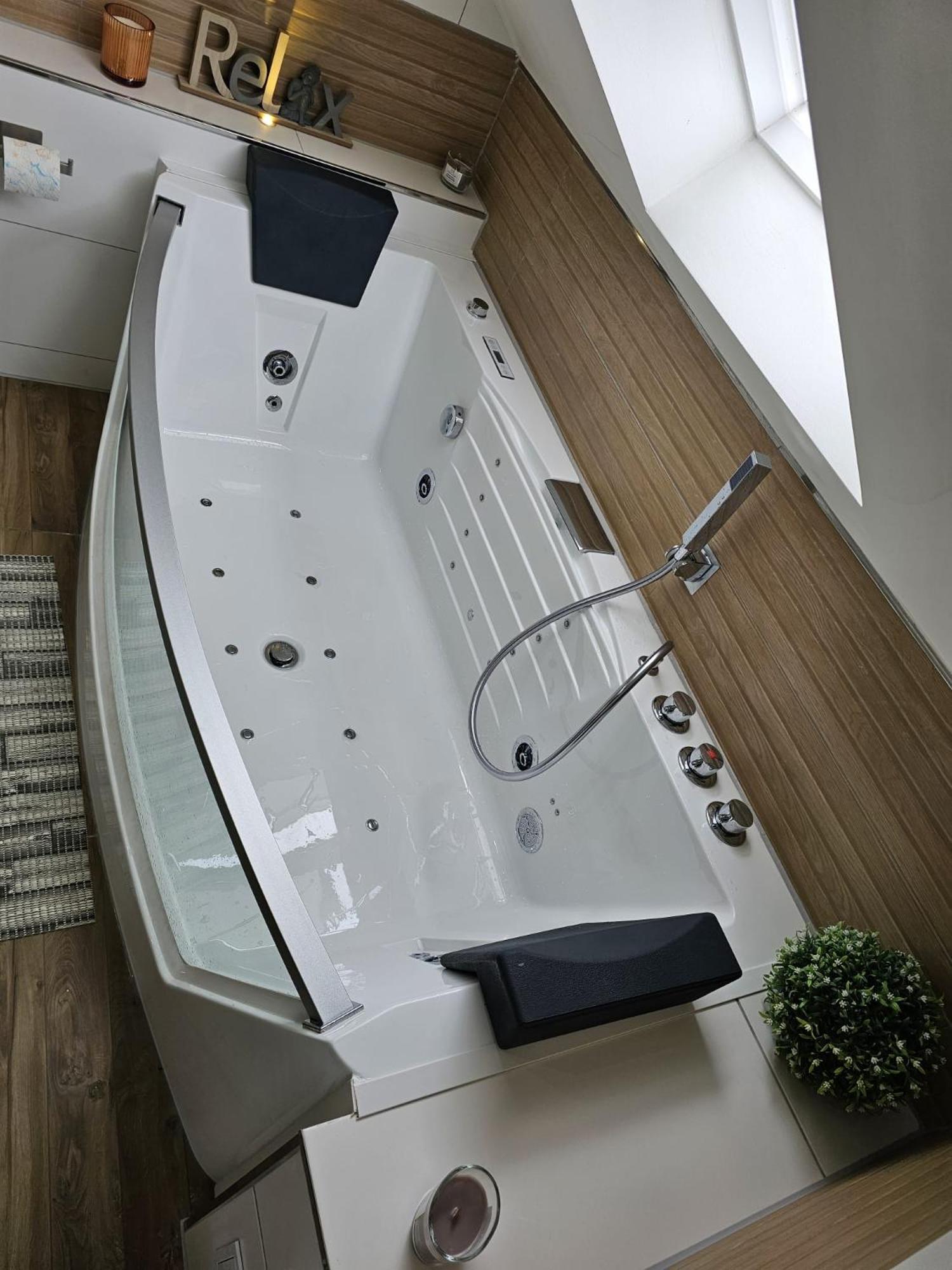 Tautraum Suite Mit Whirlpool Und Gruenem Ausblick Wilhelmshaven Dış mekan fotoğraf